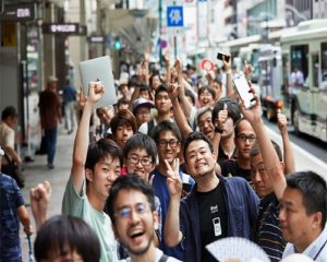 People were in big queue at Apple-Store-Kyoto-Shijo