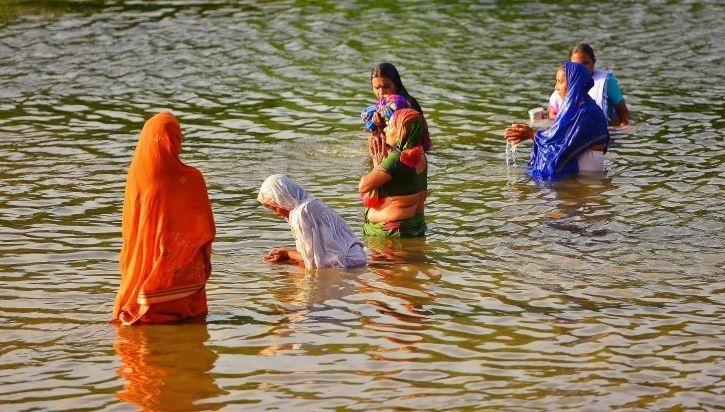 கும்பமேளாவில் நீராடும் பெண்கள்